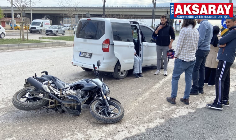 Motosikletle hafifi ticari araç çarpıştı