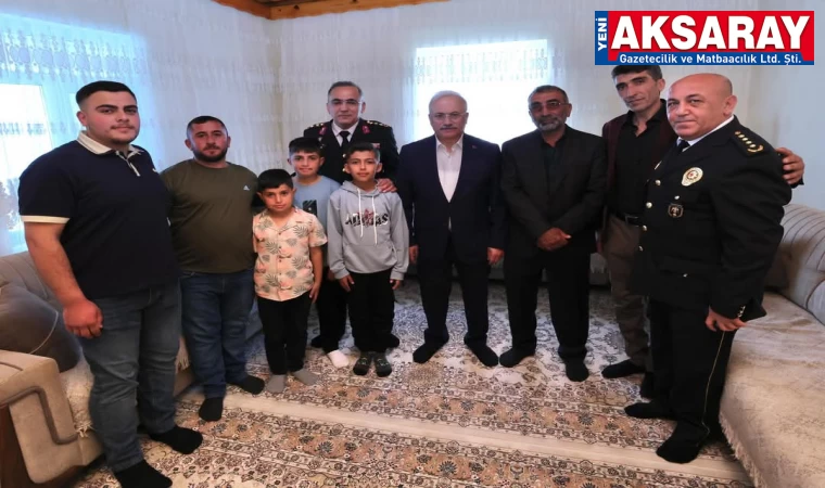 Şehit ailelerini evlerinde ziyaret etti