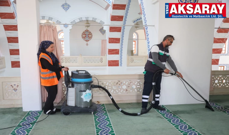 Temizlik ekibi camileri pırıl pırıl yapıyor