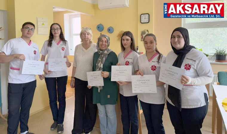 Aksaraylı öğrenciler yurt dışında hastalara baktılar