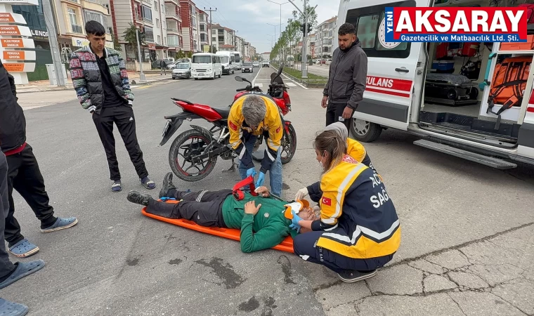 Kamyonetin kasasına tutunan bisikletli yaralandı