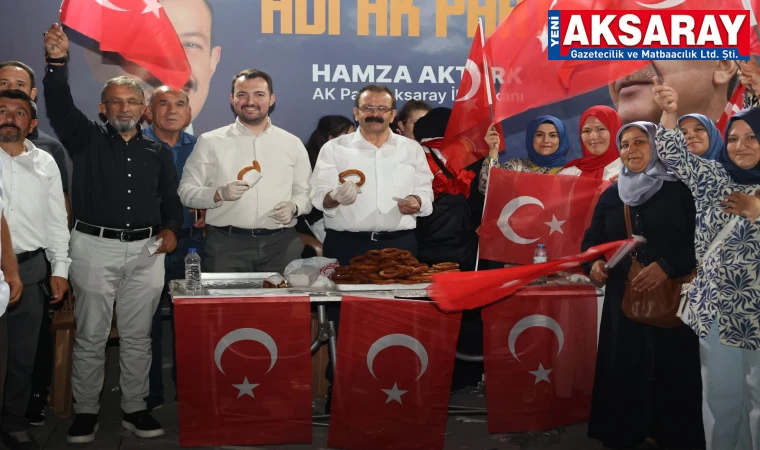 AK Parti Teşkilatı tatlı ve bayrak dağıttı