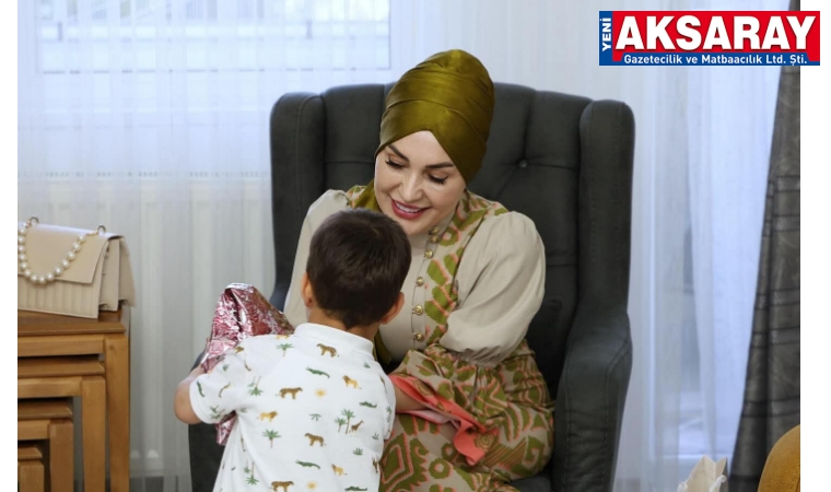 Koruyucu aileyi ziyaret etti