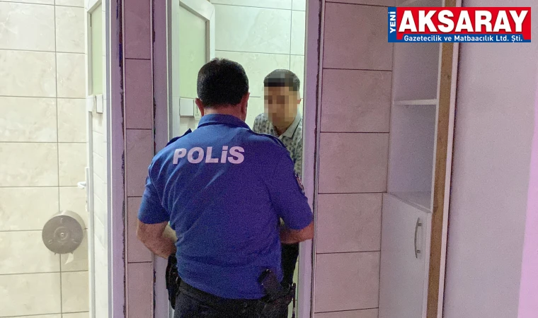 Rahatsız ettiği kadının yakınını görünce kendini tuvalete kilitledi