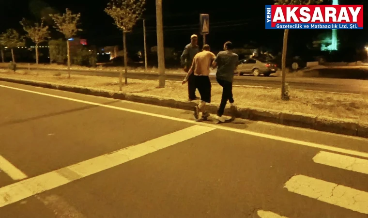 Yarı çıplak alkollü şahıs, araçların önüne atladı
