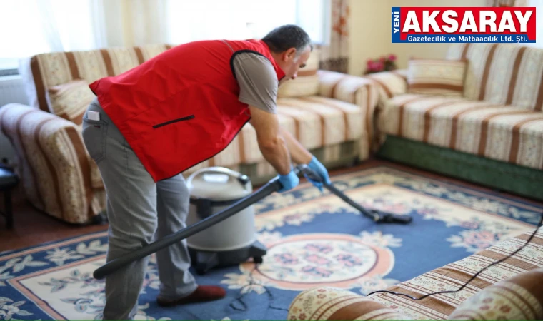 Belediye yaşlı ve engellilerin evini temizliyor