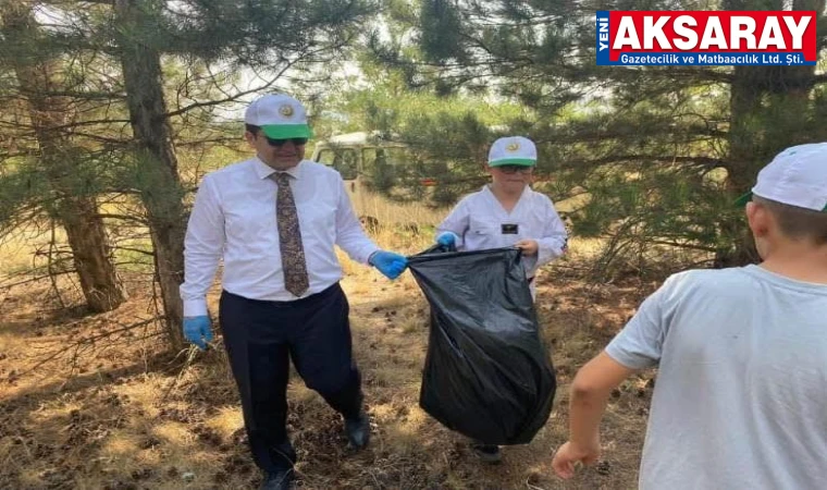 Gençlerle çevre temizliği yaptı