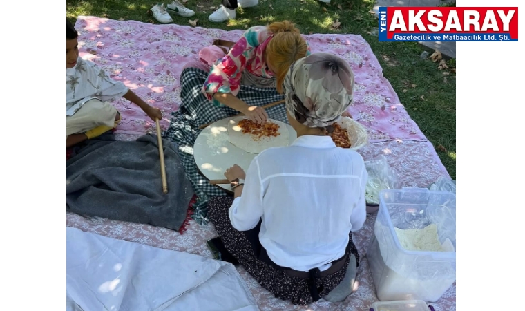Küçük aşçılar elleriyle gözleme yaptı