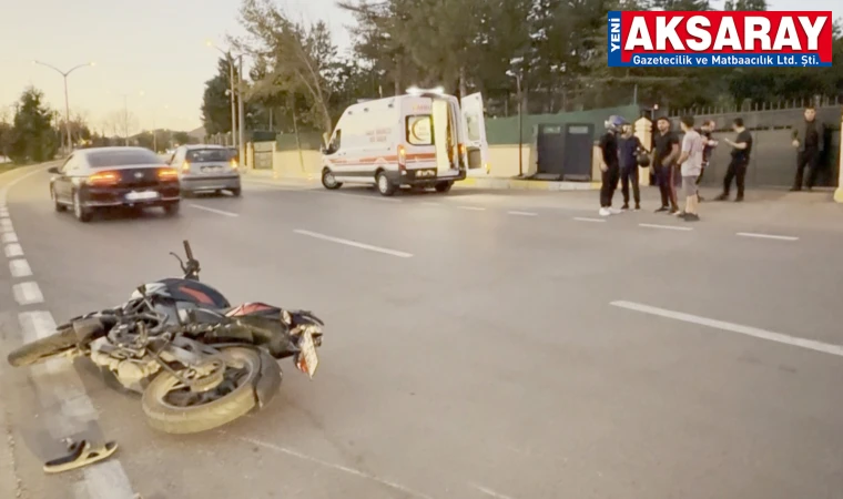Otomobil motosiklete çarpıp kaçtı  