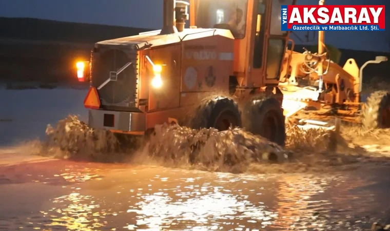 Sel yol kapattı