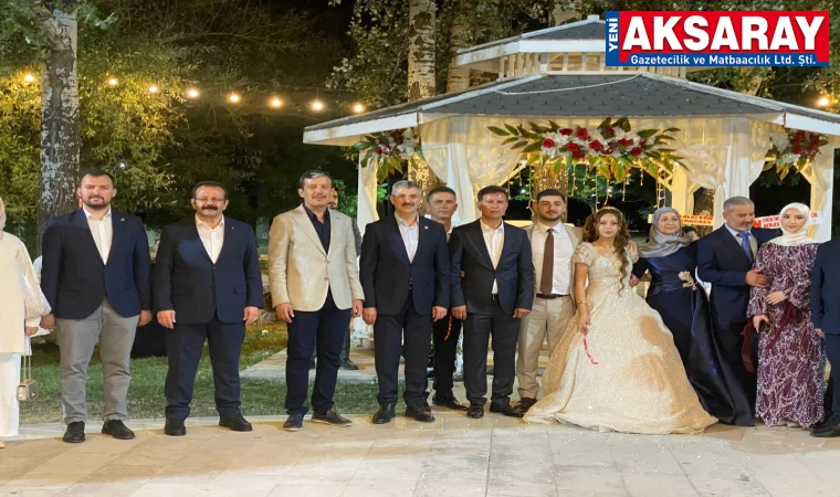 Siyasiler hafta sonunu düğünlerde geçirdi