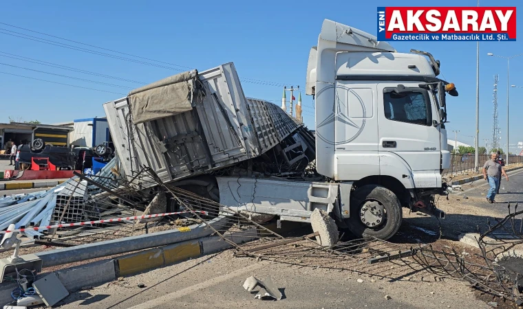 TIR, önünde seyreden 2 minibüse çarptı
