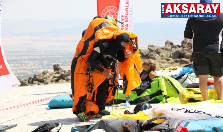 Yamaç paraşütü sporcuları komşu ile indiler
