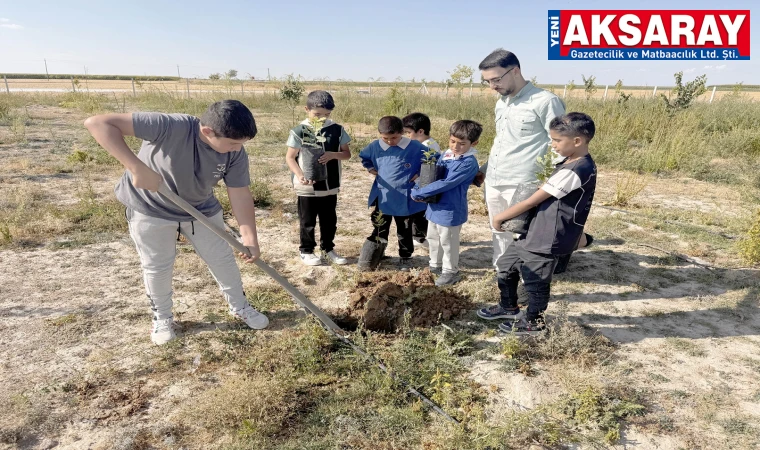ÖĞRENCİLER FİDAN DİKTİ Köye ormanlık alan kazandıracaklar
