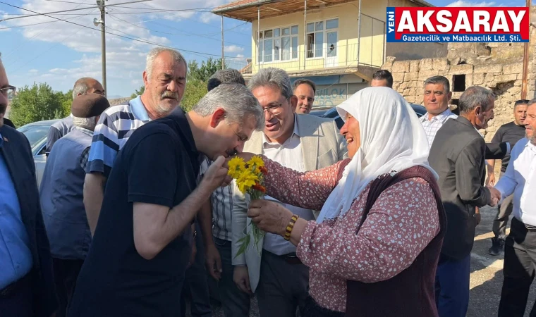 Vekile çiçek verdi karşılığında elini öptürdü