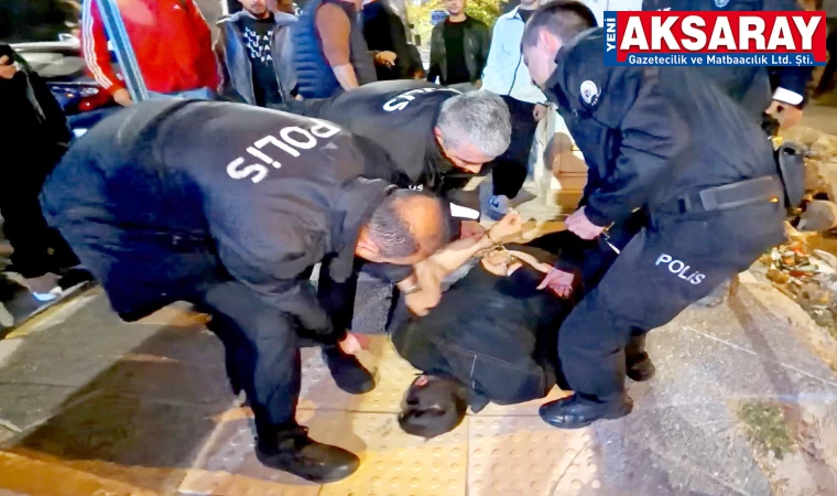 Alkollü şahıs yoldan geçen araçlara zarar verdi