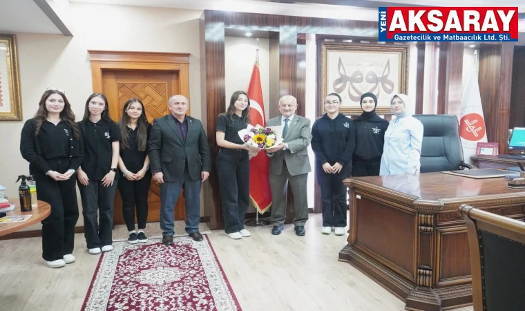Din görevlilerine çiçek