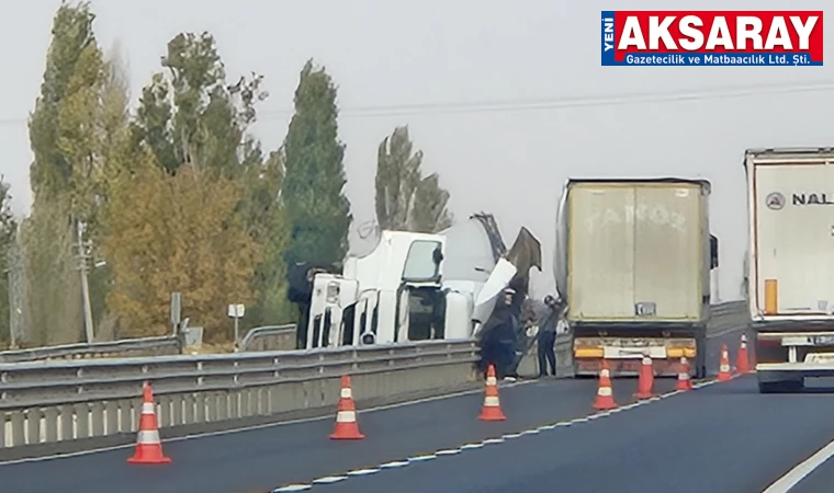 Tır orta refüje yan yattı