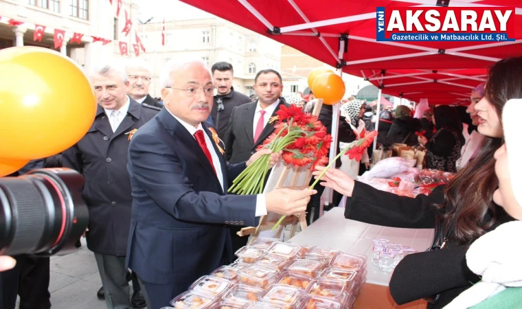 Hanımlara çiçek verildi