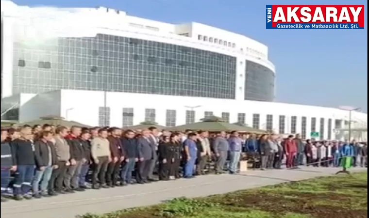 Hastane personeli saygı duruşunda
