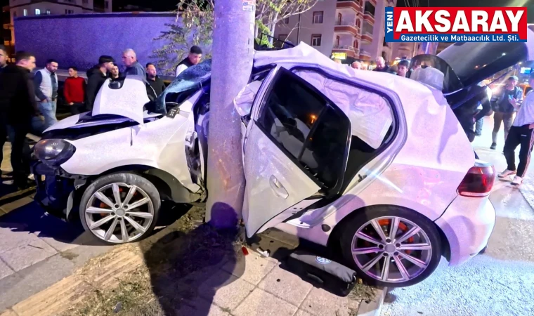 Otomobil direğe saplandı 2 AĞIR YARALI