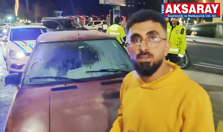 Yanan otomobili esnaf söndürdü