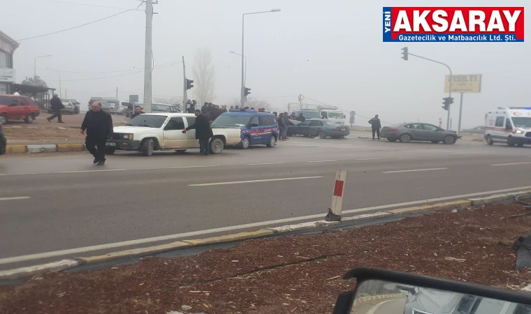 Eşmekaya kavşağında iki otomobil çarpıştı