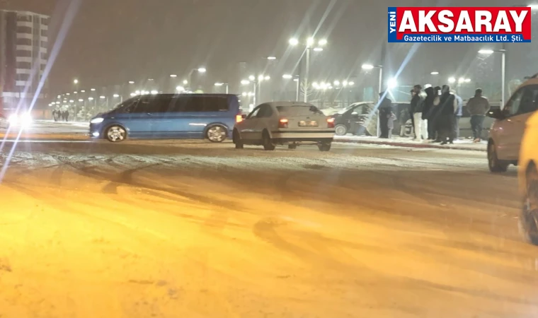 Karlı yolda drift atıyorlar
