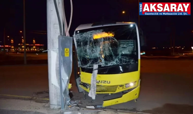 Kırmızı ışık ihlali yapan TIR, halk otobüsüne çarptı: 2 yaralı