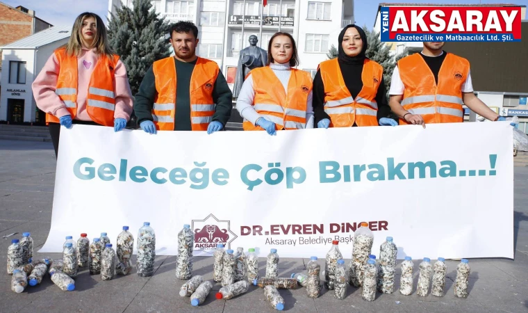 ÜNİVERSİTE ÖĞRENCİLERİNDEN ÇEVRE TEMİZLİĞİ Bir caddeden bir saatte 5 bin izmarit çıktı