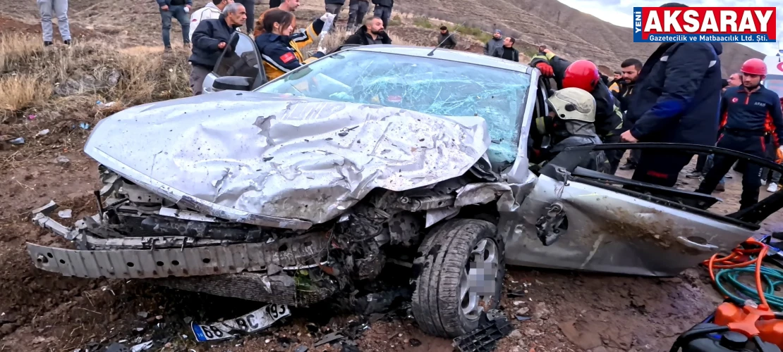 Minibüs ile otomobil kafa kafaya çarpıştı 6 YARALI