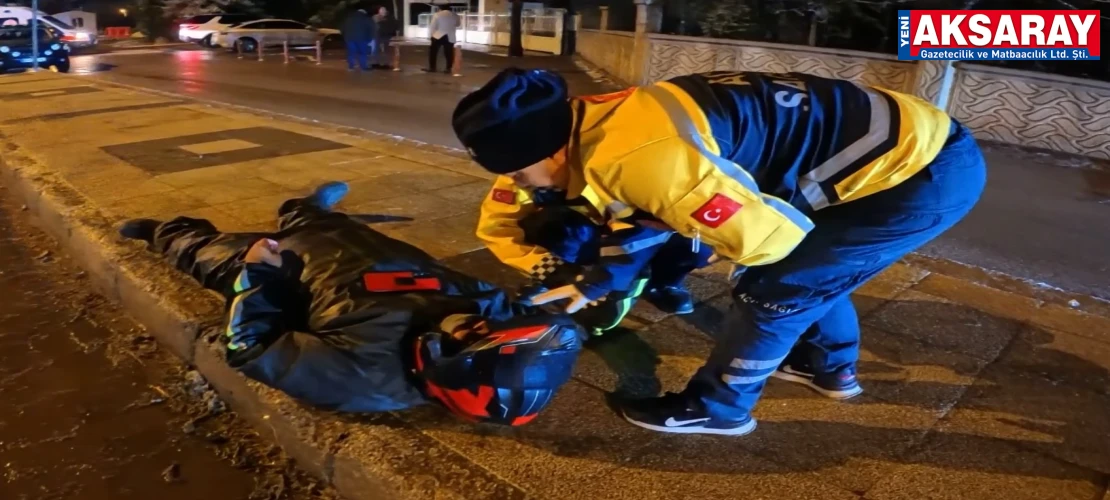 Motosiklet kaydı, kurye yola savruldu