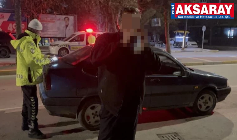 2.14 PROMİL ALKOLLE YAKALANAN SÜRÜCÜ Polisin karşısında içki içmeye devam etti