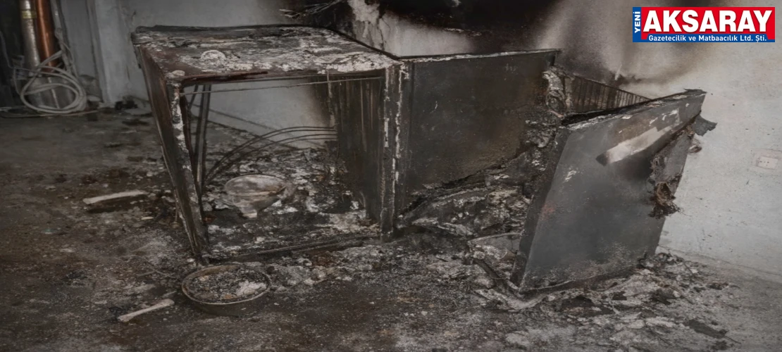 BUZDOLABI DEPOYU KÜLE ÇEVİRDİ İş hanında yangın paniği