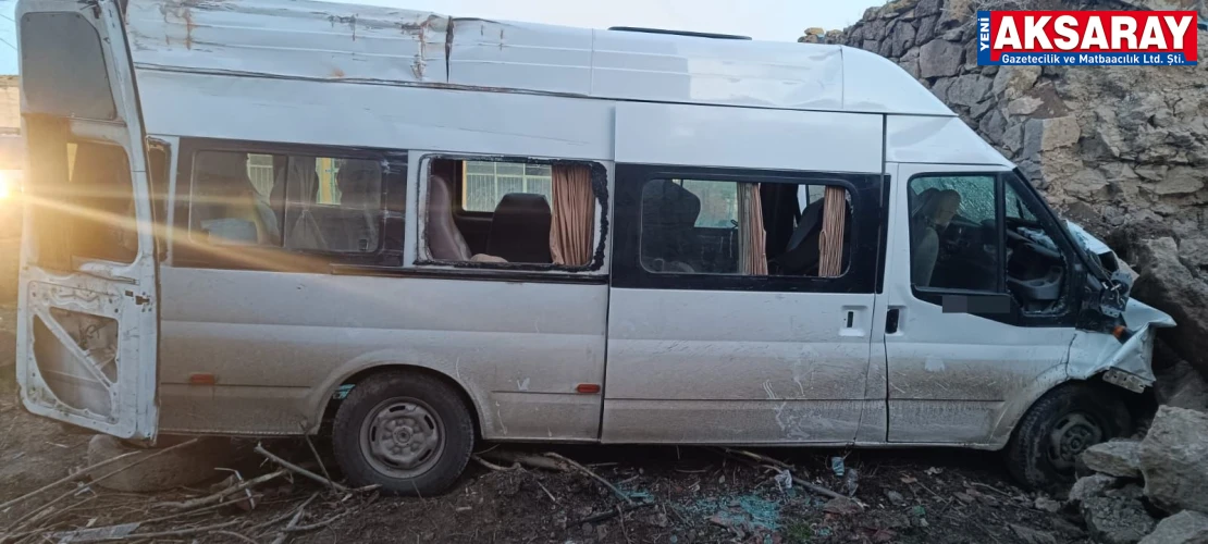 İşçi servisi bahçe duvarına çarptı: 2'si ağır 14 yaralı