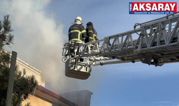 İtfaiye çatıdan yangına müdahalede bulundu