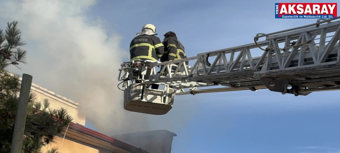 İtfaiye çatıdan yangına müdahalede bulundu