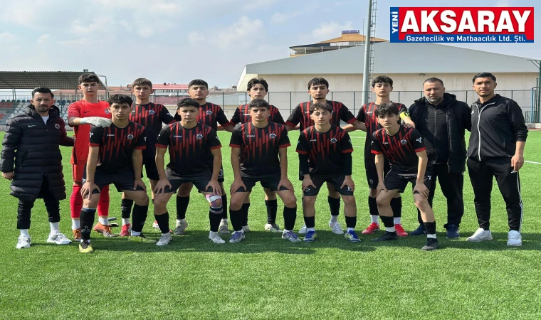 68 Aksaray Belediyespor U15 takımının şampiyonluk sevinci