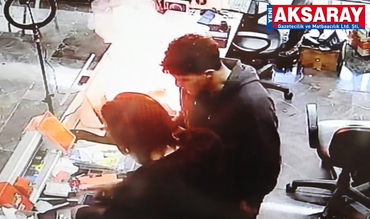 Cep telefonu bomba gibi patlayıp alev aldı