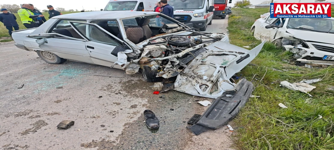 2 Otomobil çarpıştı: 4 YARALI