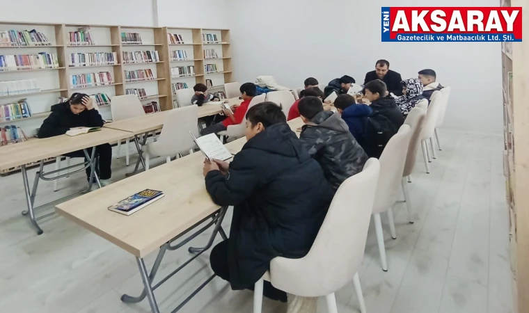 Kütüphanede kitap okuma etkinliği