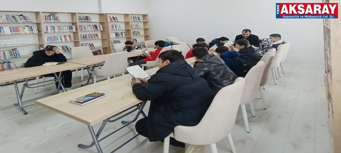 Kütüphanede kitap okuma etkinliği