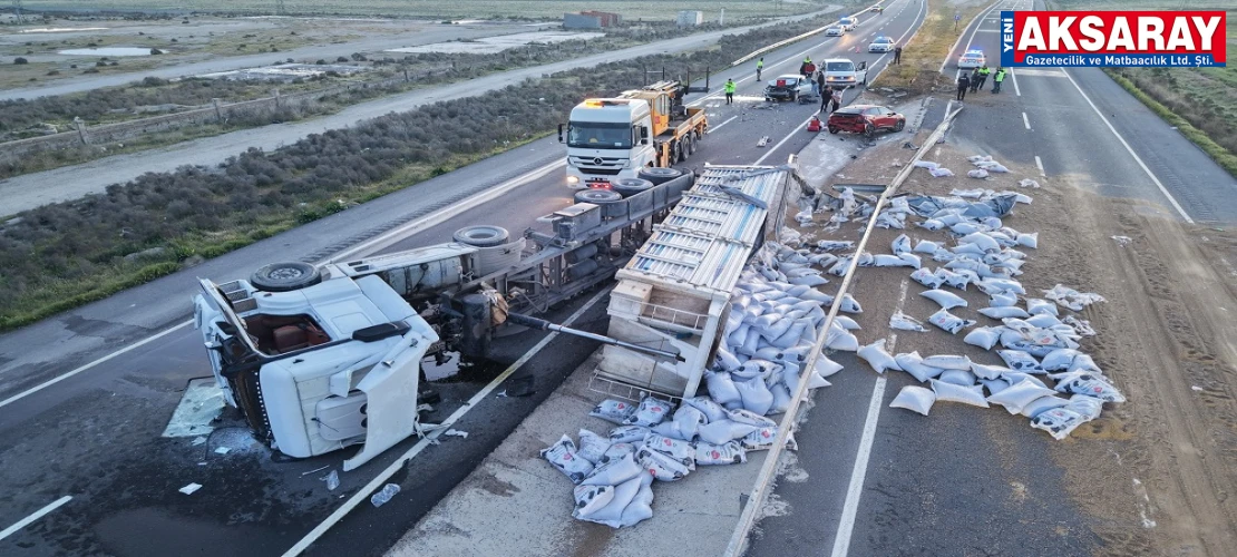 Tır refüje devrildi, yardım için duran araca başka araç çarptı