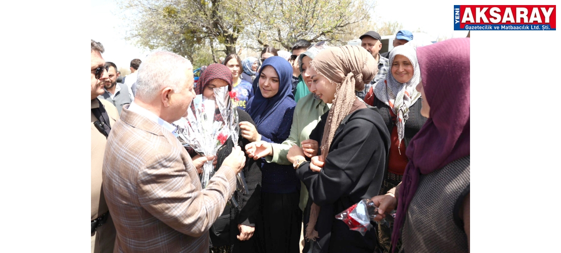 Annelere çiçek verdi, halay çekti