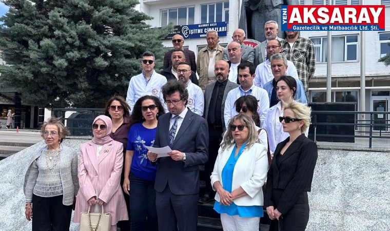 Eczacılar anıta çelenk sundu