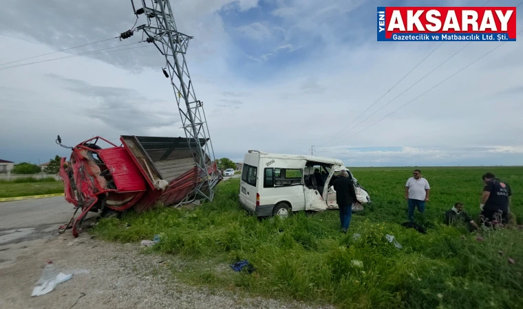 Minibüs ile kamyonet çarpıştı: 5 YARALI