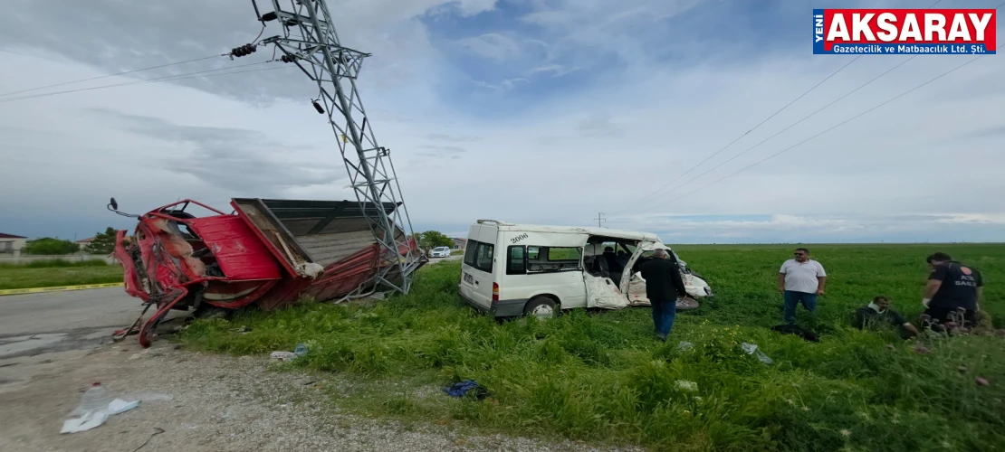Minibüs ile kamyonet çarpıştı: 5 YARALI