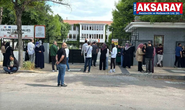 Öğrenciler sınavda, aileler dışarda ter döktü
