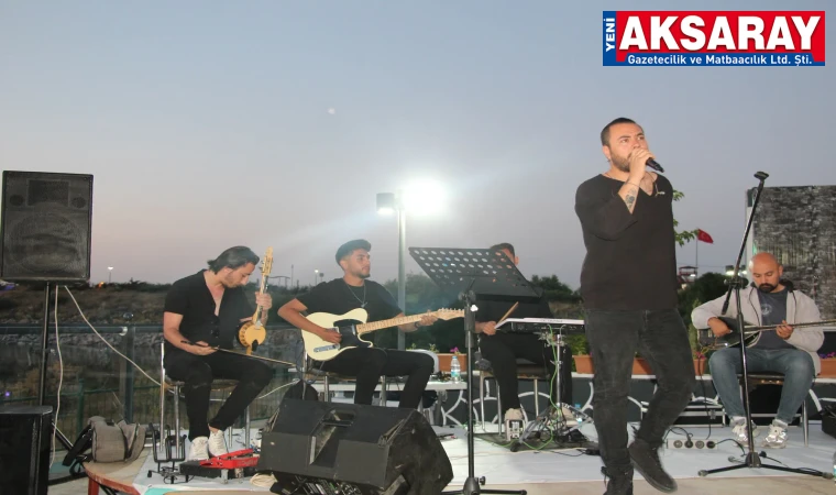 BOOMERANG GRUBU KULAKLARIN PASINI SİLDİ Ortaköy’de müzik dolu gece