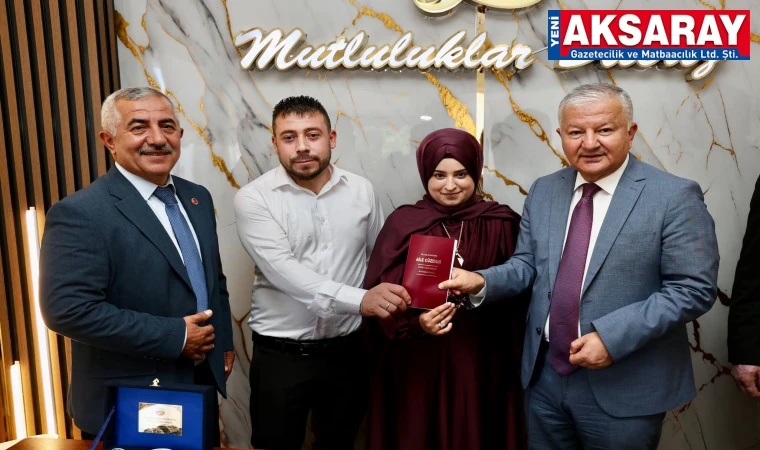 Evlenme cüzdanını geline verdi